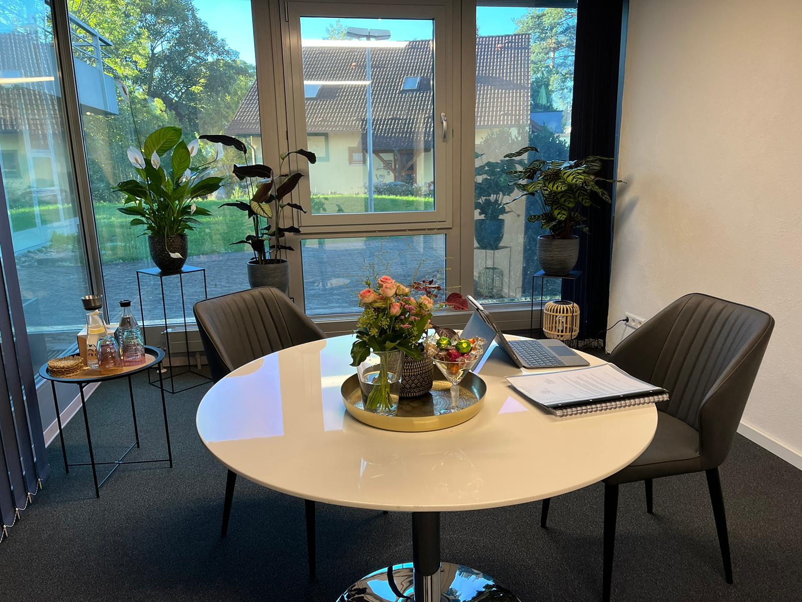 Ergotherapie Rottweil - Heller Therapieraum mit moderner Therapieliege für neurologische und psychiatrische Behandlungen